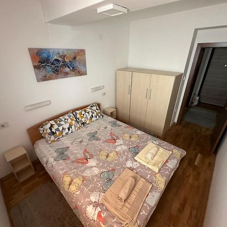 Ira'S 2 Bedroom Central Place With Private Parking Skopje Bagian luar foto