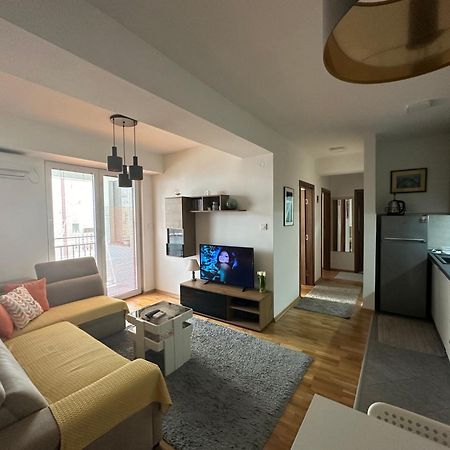 Ira'S 2 Bedroom Central Place With Private Parking Skopje Bagian luar foto