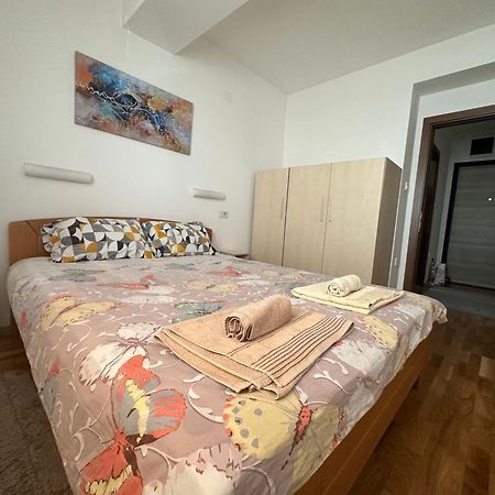 Ira'S 2 Bedroom Central Place With Private Parking Skopje Bagian luar foto