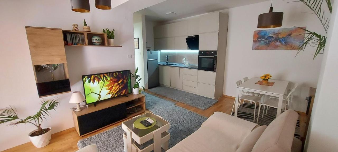 Ira'S 2 Bedroom Central Place With Private Parking Skopje Bagian luar foto