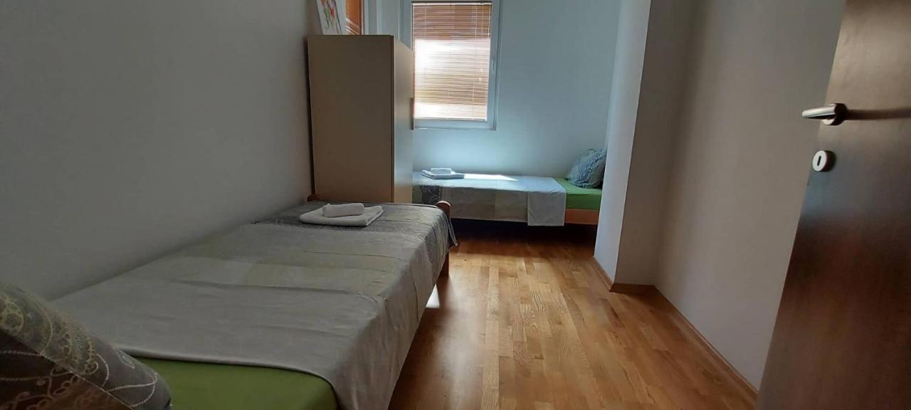 Ira'S 2 Bedroom Central Place With Private Parking Skopje Bagian luar foto