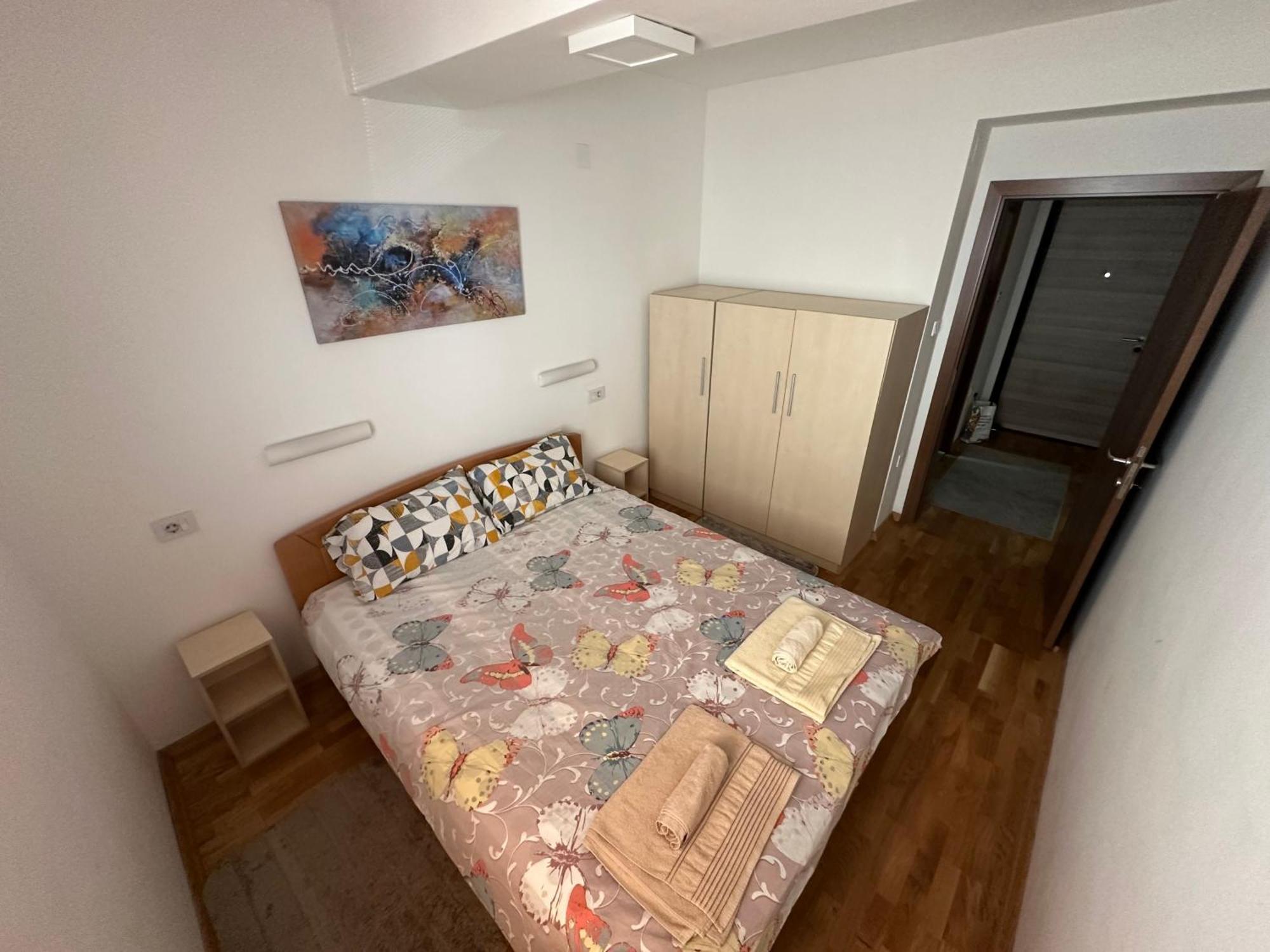 Ira'S 2 Bedroom Central Place With Private Parking Skopje Bagian luar foto