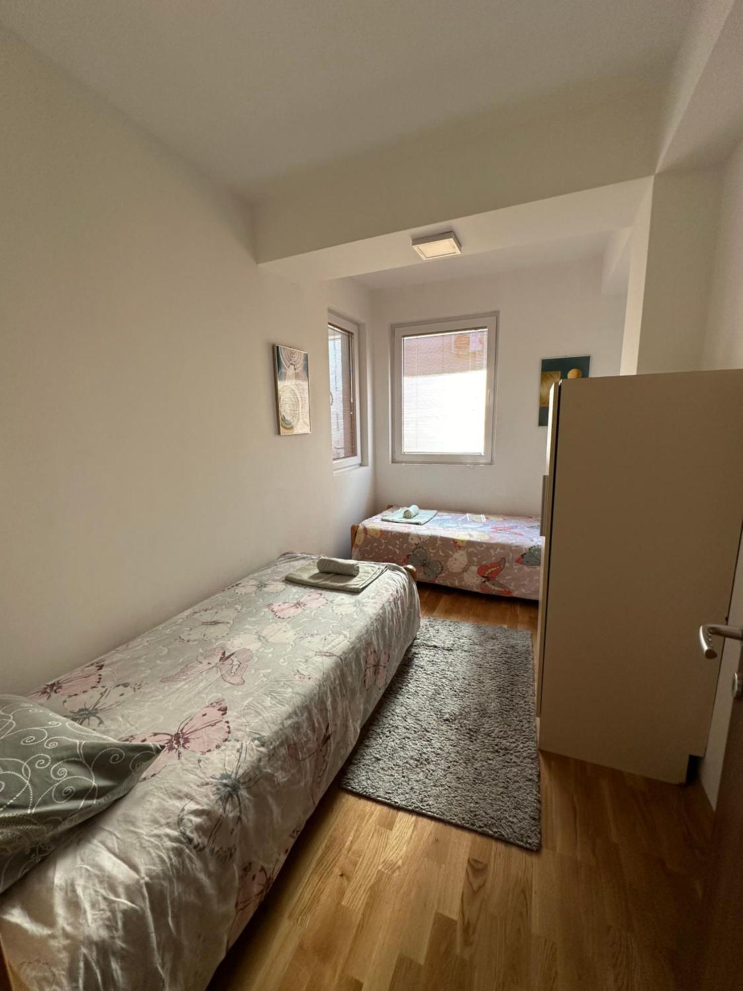 Ira'S 2 Bedroom Central Place With Private Parking Skopje Bagian luar foto