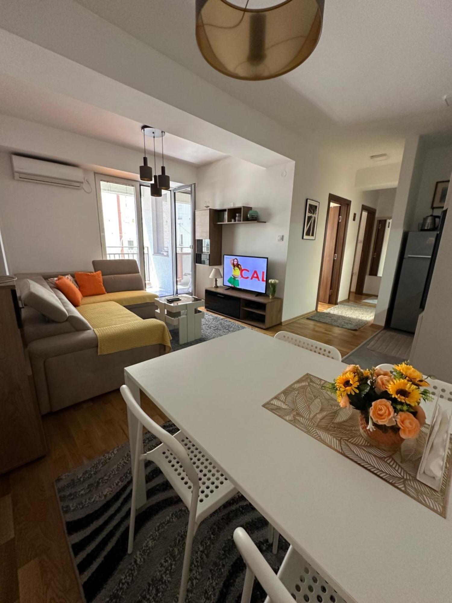 Ira'S 2 Bedroom Central Place With Private Parking Skopje Bagian luar foto