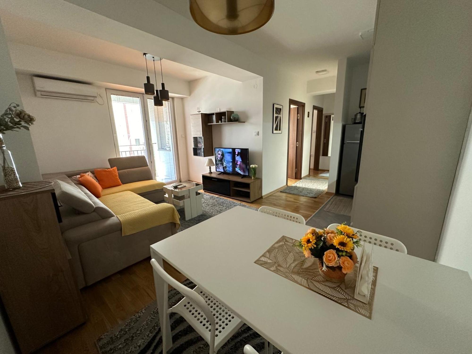 Ira'S 2 Bedroom Central Place With Private Parking Skopje Bagian luar foto